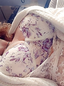 Slim old MILF on porn gallery